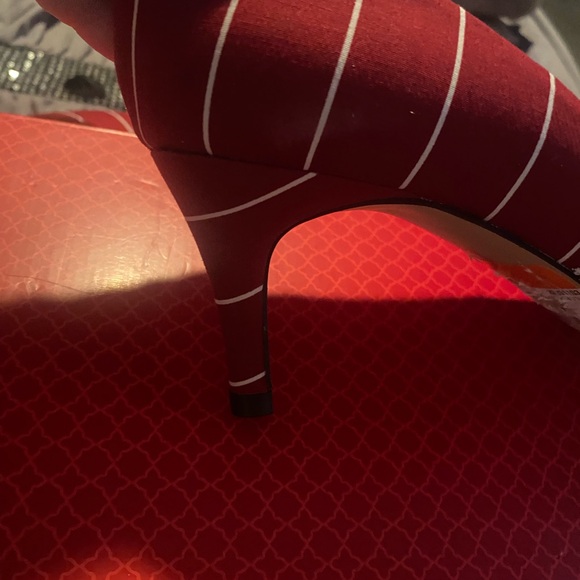 Candy stripe .. 2 1/2 inch heels.  ￼Shoe clips not included 
How cute 🎄🎄🎄 - Picture 4 of 9